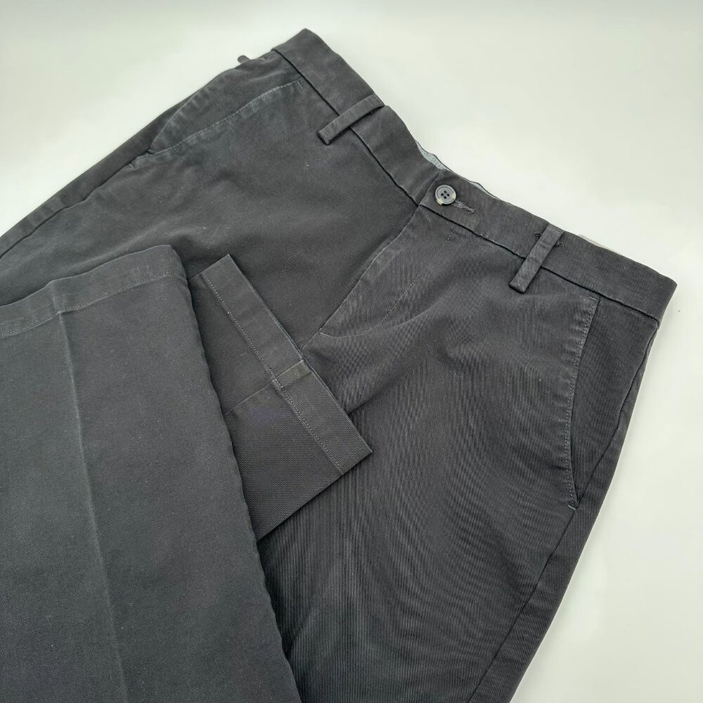 Dockers Men's Workday Straight Fit Wrinkle Free Khaki Pant Size W32 x L30, Black